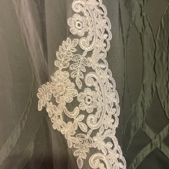 Finger tip length bridal veil. Never worn! - Picture 5 of 11